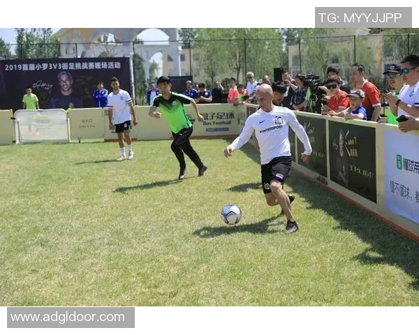 日本街头足球明星齐聚一堂共同庆祝足球文化的魅力与激情